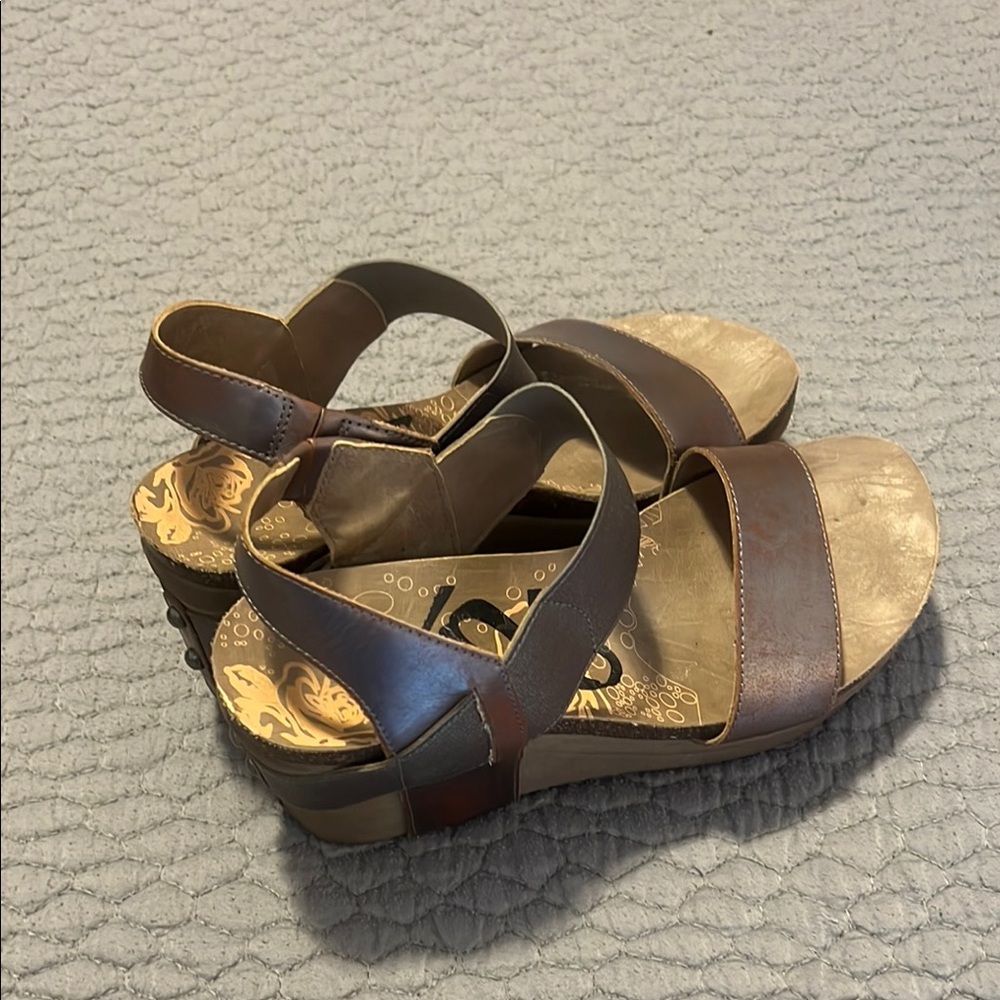 OTBT Brown Sandals with Adjustable Straps